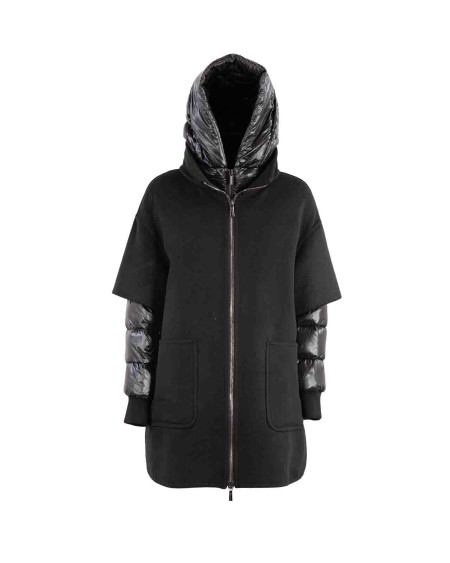 Shop MOORER  Giaccone: MooRER cappa "Fabula", in panno di cachemire double, con piumino staccabile che permette di soddisfare un triplice utilizzo.
Chiusura con zip a doppio cursore.
Tasche a toppa.
Al suo interno il pratico piumino in finissima piuma d’oca trapuntato a boudin realizzato in tessuto tecnico down proof.
Cappuccio con bordo staccable in vera pelliccia.
Tasche invisibili.
Polsini in maglia.
Composizione: 99% cachemire,1% seta.
Lavare delicatamente a secco con tetracloroetilene.
Made in Italy.. FABULA 100755-U0001